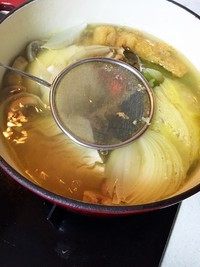 培根蔬菜浓汤,期间不要过多搅动,以免蔬菜过烂,卷心菜散开,用滤网撇沫及浮油。