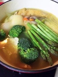 培根蔬菜浓汤,最后加入西兰花和芦笋煮两分钟,研磨适量黑胡椒,尝尝味道,不够咸加点盐。
