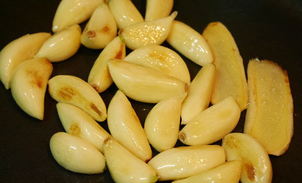 原汁猪脚汤,起油锅(1小匙油),冷锅放进蒜头和姜片,小火爆香3-5分钟