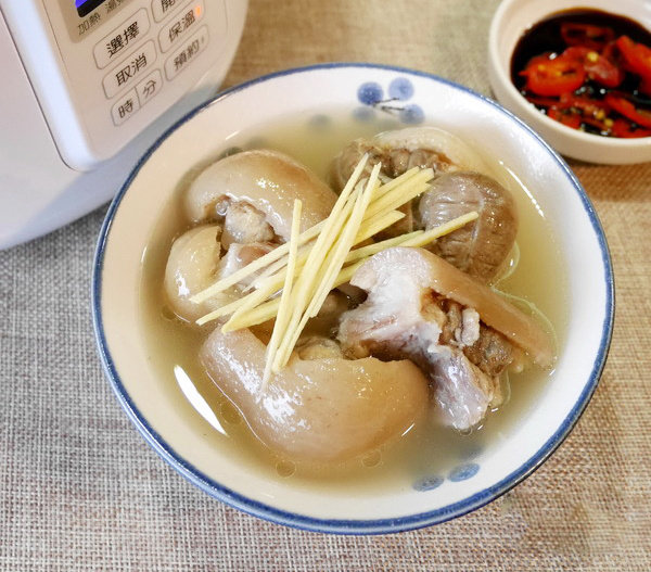 原汁猪脚汤,按下煮饭键。煲汤完成后,趁热加进适量盐。上桌前,放上嫩姜丝,搭配红辣椒、酱油作蘸酱,即可食用