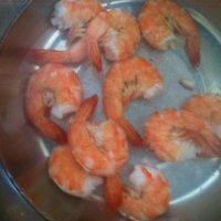 泰式柚子虾沙律,开水里煮8分钟后浸泡在冰水里。这样虾肉会比较Q弹有嚼劲。