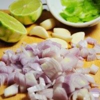 自制泰式绿咖喱酱,红葱头去皮切丁,蒜头去皮,将青柠的外皮削下来