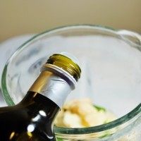 自制泰式绿咖喱酱,将以上所有准备好的材料放进搅拌机,挤入2个青柠的汁,倒入<a style='color:red;display:inline-block;' href='/shicai/ 851'>橄榄油</a> ,充分搅打成泥状即可
