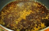 泰式香茅鸡,用小锅将酱汁混合煮开