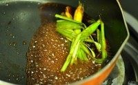 泰式香茅鸡,加入一些香茅草,小火煮一会,让酱汁的香味出来并且融合在一起
