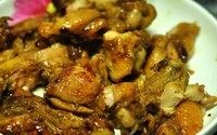 泰式香茅鸡,鸡皮变黄后翻个,再煎3-4分钟,鸡肉两面都焦黄状就可以了,取出来后用刀切成适口小块