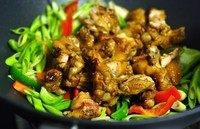 泰式香茅鸡,加入鸡块,倒入酱汁,快速地翻炒或者兜锅,即可出锅