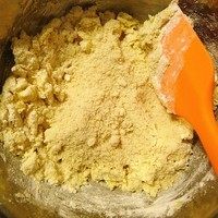 杏仁酥饼,直接倒入杏仁粉,切拌,翻拌均匀,有点耐心哦。