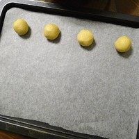 杏仁酥饼,轻轻搓成小团。要快速,因为面团比较软。新手不方便弄的,可以先冷藏一下面团让他稍微变硬一些。