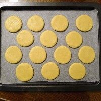 杏仁酥饼,用手,或者杯子压扁。成直径4-5cm左右