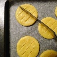 杏仁酥饼,用刀背划菱形格子~如果面团太软不好划,可以先冷冻5分钟,就会容易得多。
