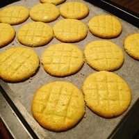杏仁酥饼,入烤箱中上层,上火180下火160。烤10-12分钟后,让其在烤箱中闷8-10分钟取出,拿出来放凉。