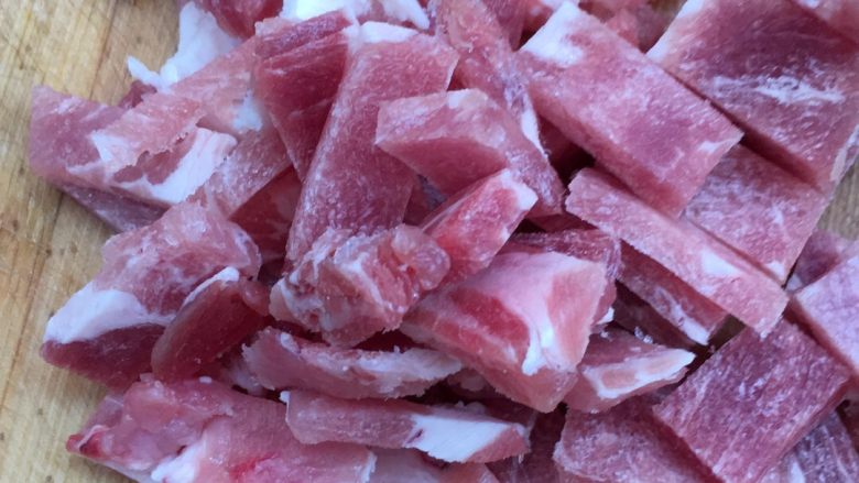 炒炮仗,将冻好的肉切成小片