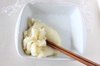 立体月饼,将蒸熟的面团,用刮刀将四周刮下来一起搅拌至光滑。