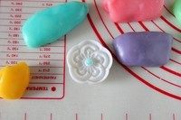 立体月饼,取一个花片,粘熟粉,磕出多余的粉,取一点蓝色冰皮搓成小球球放花片中间花心凹槽里。