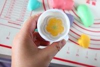 立体月饼,将花片安装好在月饼模具里,先放一边备用。