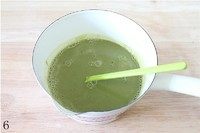抹茶冰激凌,把搅拌均匀的抹茶糊倒入蛋奶液里搅拌均匀,放置一边晾凉。