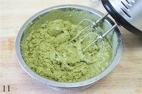 抹茶冰激凌,这样反复打发4,5次,体积蓬松,口感细腻。