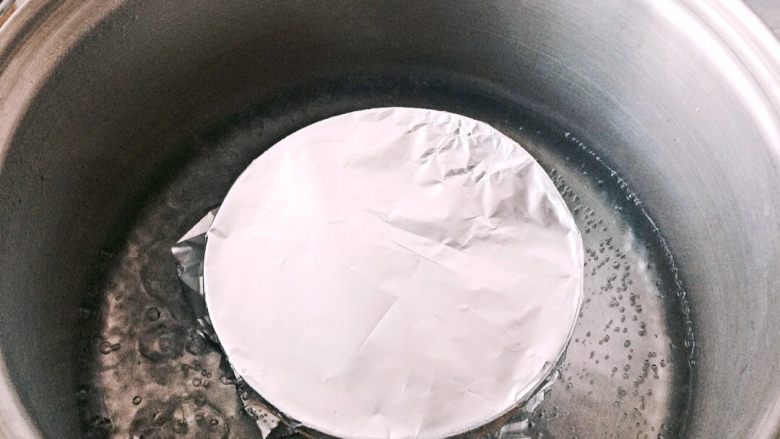 镜面蒸蛋(加火腿),水烧开后,转小火,盖上盖子,蒸十五分钟左右