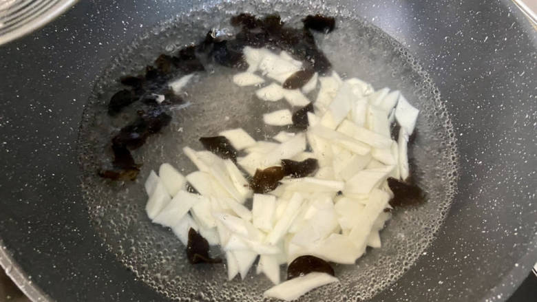 素炒山药,坐锅烧水,水开下木耳山药,焯水一分钟捞出过凉备用