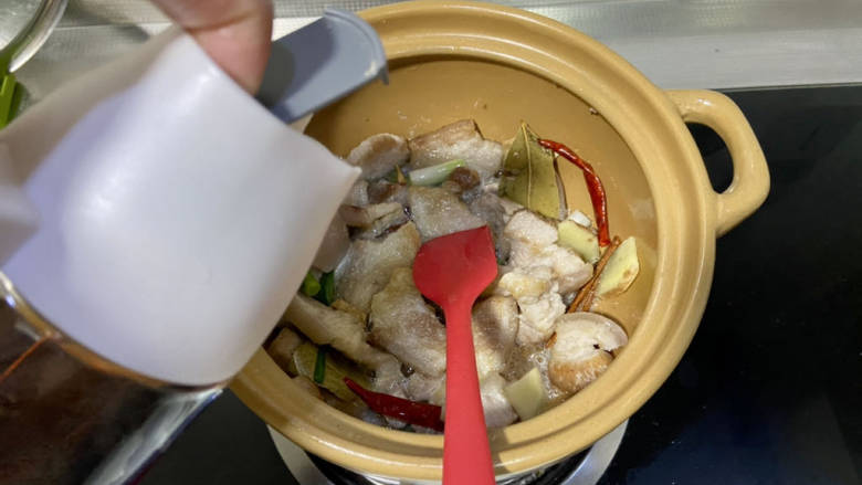 五花肉焖莲藕,淋一汤匙料酒,翻炒去腥
