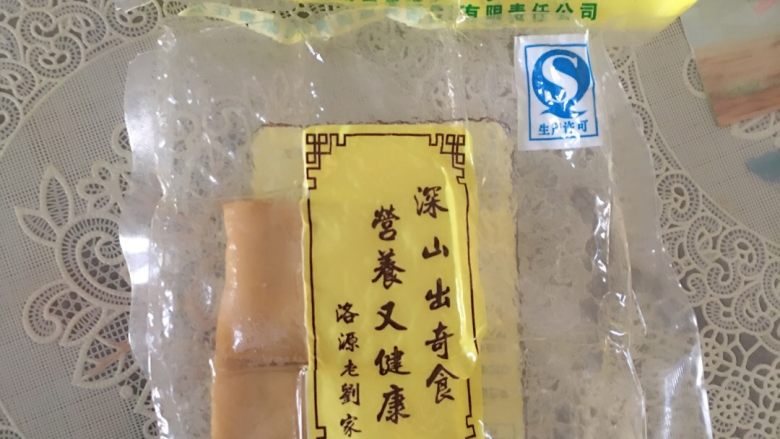 火腿木耳卧荷包蛋面,用的这种豆腐干噢 超市一般都有 然后热油 油热后爆香葱丝 接着下入豆腐干 木耳(木耳要捏干水分哦 )翻炒 快熟时下入火腿翻炒 加大概两勺盐 关火
