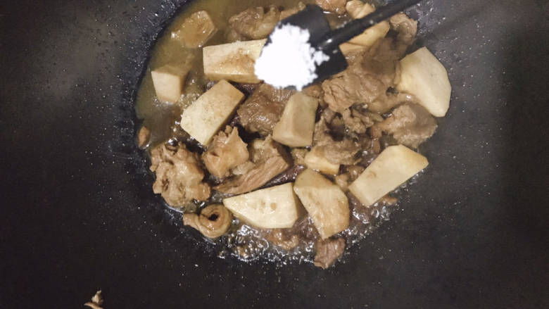 芋头焖牛腩,收汁,加入一点点盐