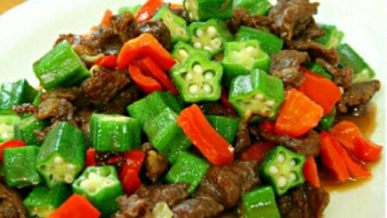 秋葵炒牛肉,倒入<a style='color:red;display:inline-block;' href='/shicai/ 3729'>白糖</a>、<a style='color:red;display:inline-block;' href='/shicai/ 721'>蚝油</a>，焖至收汁即可