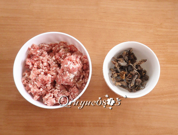 榛蘑猪肉馅饺子 ,准备食材