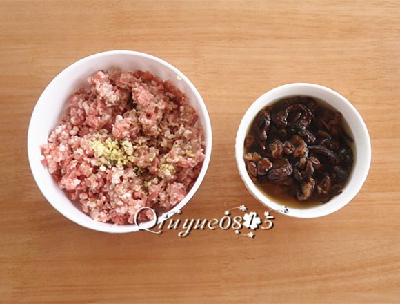 榛蘑猪肉馅饺子 ,肉馅放入<a style='color:red;display:inline-block;' href='/shicai/ 692'>酱油</a>、<a style='color:red;display:inline-block;' href='/shicai/ 718'>料酒</a>、<a style='color:red;display:inline-block;' href='/shicai/ 851'>橄榄油</a>、<a style='color:red;display:inline-block;' href='/shicai/ 2800'>生姜</a>末腌制；榛蘑温水泡发洗净（若是新鲜的榛蘑就焯一下水）