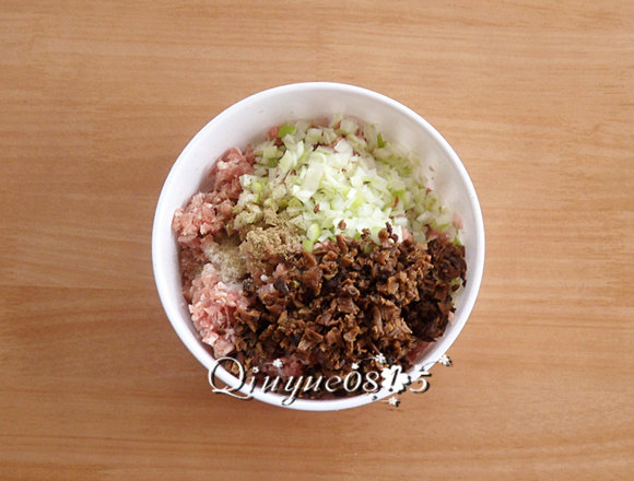 榛蘑猪肉馅饺子 ,把榛蘑切碎;放入<a style='color:red;display:inline-block;' href='/shicai/ 3250'>葱</a>碎、花椒或五香粉、、盐、食用油和一起。