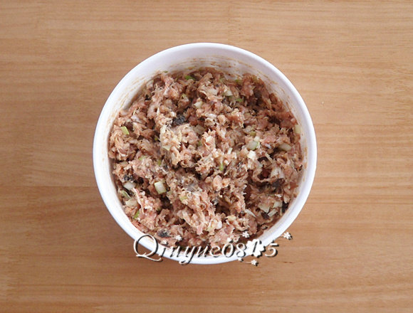 榛蘑猪肉馅饺子 ,拌匀