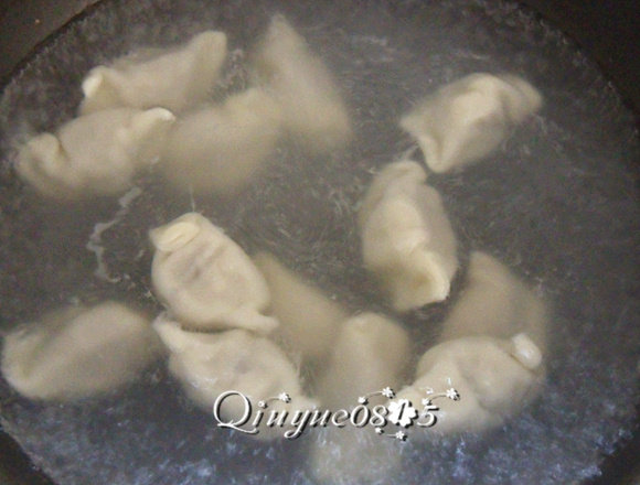 榛蘑猪肉馅饺子 ,水开放一点盐,把饺子煮进去,用勺子轻轻的推动防止沾锅,至到饺子全部浮起。中途用冷水点上两三次水,并用勺子推动,煮熟即可。