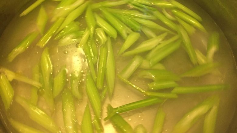 芹菜腐竹,锅中滴入几滴沃康山茶油和一匙盐，烧开将芹菜和<a style='color:red;display:inline-block;' href='/shicai/ 468'>腐竹</a>，青豆和胡萝卜分别焯熟，过冷水，控干水分备用。