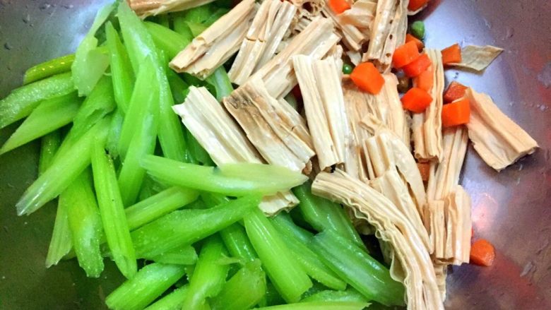 芹菜腐竹,控干水分的腐竹，芹菜，胡萝卜，青豆装入容器，加入蒜末，<a style='color:red;display:inline-block;' href='/shicai/ 847'>香油</a>，盐，<a style='color:red;display:inline-block;' href='/shicai/ 715'>白醋</a>