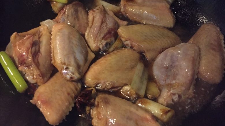 家常翅中,锅中热油，油热加入葱姜八角炒香，加入洗净控干水分的鸡翅，淋入<a style='color:red;display:inline-block;' href='/shicai/ 788'>生抽</a>翻炒均匀