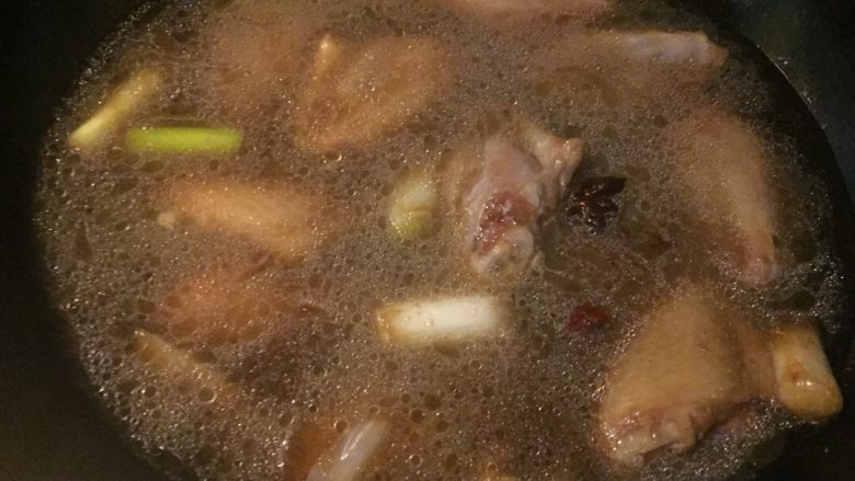 家常翅中,加入没过鸡翅的水大火烧开，淋入<a style='color:red;display:inline-block;' href='/shicai/ 718'>料酒</a>和<a style='color:red;display:inline-block;' href='/shicai/ 762'>老抽</a>，转小火炖煮四十分钟