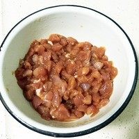茄子肉丁拌凉皮,里脊肉切丁,不要剁成肉末,太碎就没有肉的口感了。加<a style='color:red;display:inline-block;' href='/shicai/ 788'>生抽</a>、一勺清水、一丢丢生粉,搅拌至水被完全吸收。