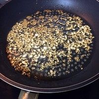 茄子肉丁拌凉皮,大量油炸蒜蓉至金黄色,油的量大概是平时炒菜的3倍。