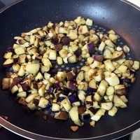 茄子肉丁拌凉皮,加入茄子丁小火慢炒至茄子完全变软,盛出备用。