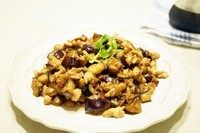 茄子肉丁拌凉皮,一盘诱人的茄子炒肉丁做好了,用途很广泛,捞面、捞粉、配白饭,随你所爱。