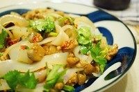 茄子肉丁拌凉皮,凉皮切宽条,用凉开水洗两遍,控干水,加<a style='color:red;display:inline-block;' href='/shicai/ 131'>香菜</a>、辣酱、几勺茄子肉丁拌匀,光看着已经流口水了。