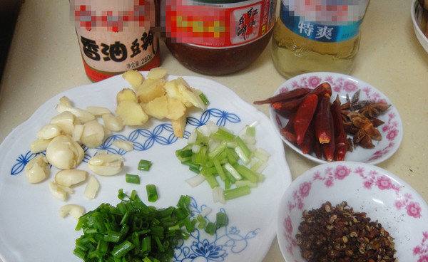湖南麻辣小龙虾,准备所有调料(小葱葱白和葱叶分开切)