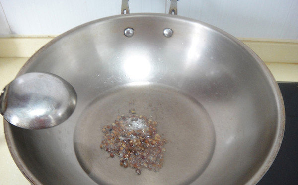 湖南麻辣小龙虾,热锅倒入一勺油,温油倒入花椒(就是图片上的这种勺子)