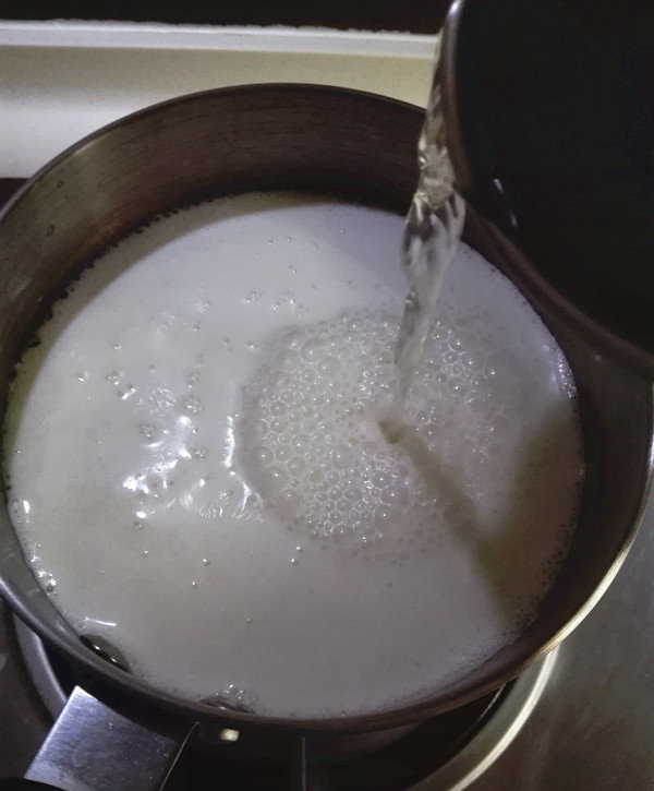 北京奶酪卷,加热至微微冒泡的时候,倒入米酒