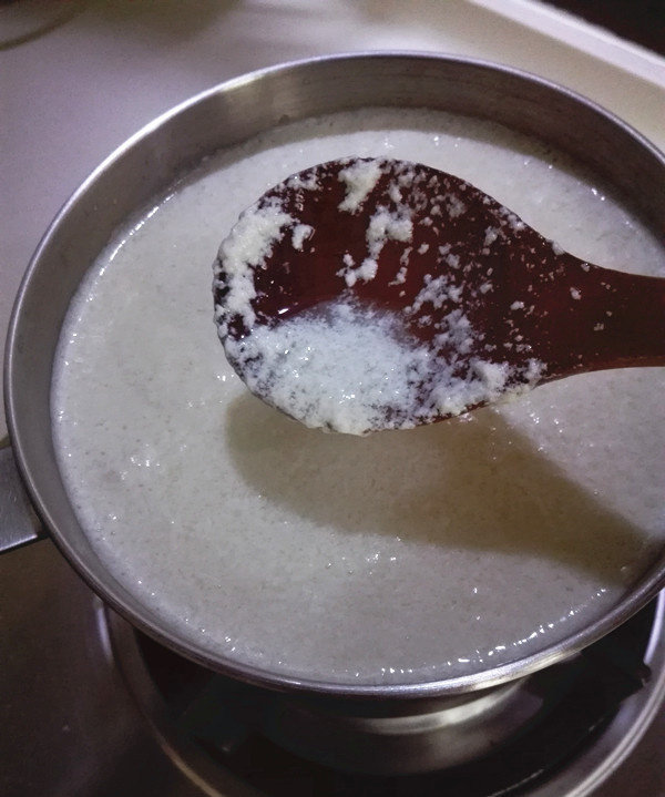 北京奶酪卷,继续加热至冒泡,牛奶已变得像豆腐渣一样,关火