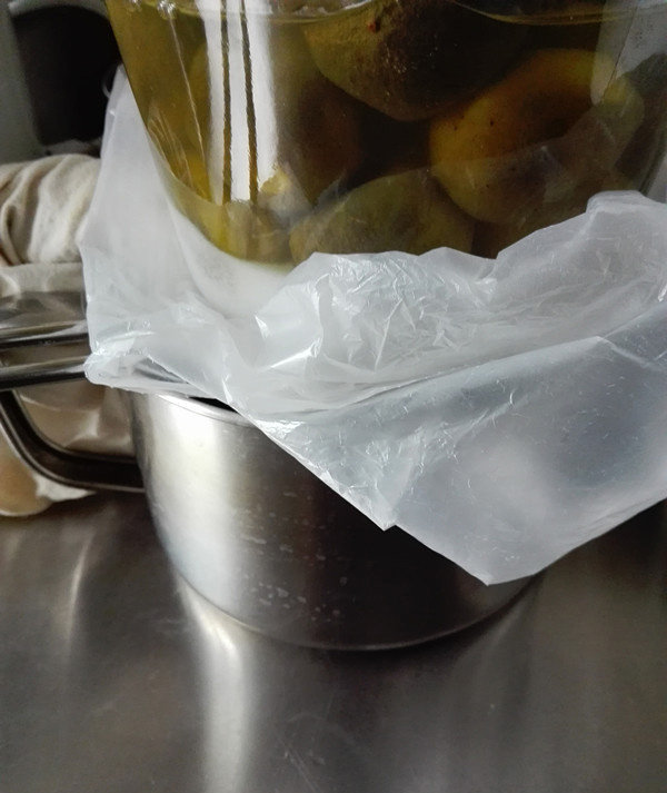 北京奶酪卷,扎进袋口,上压重物继续过滤大约2个小时