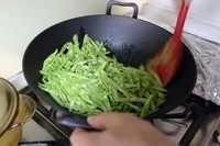 卤面/蒸卤面/豆角焖面,加入豆角蒜薹翻炒,直到蔬菜都均匀的裹上油。