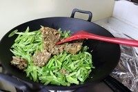 卤面/蒸卤面/豆角焖面,加入肉臊子翻炒均匀。