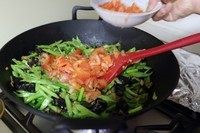 卤面/蒸卤面/豆角焖面,最后加入西红柿翻炒均匀,加老抽上色,尝咸淡,淡了可加盐。